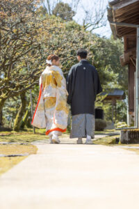 富山のコアラで和装ロケーションフォトウェディングを行なった新郎新婦の後ろ姿